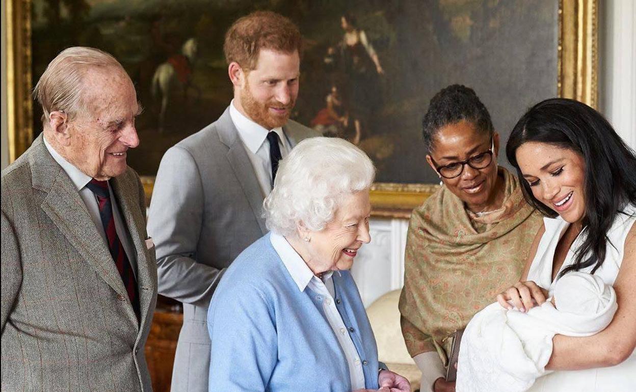 El príncipe Enrique de Inglaterra y la duquesa de Sussex, Meghan Markle, presentan a su hijo recién nacido, Archie Harrison Mountbatten-Windsor,