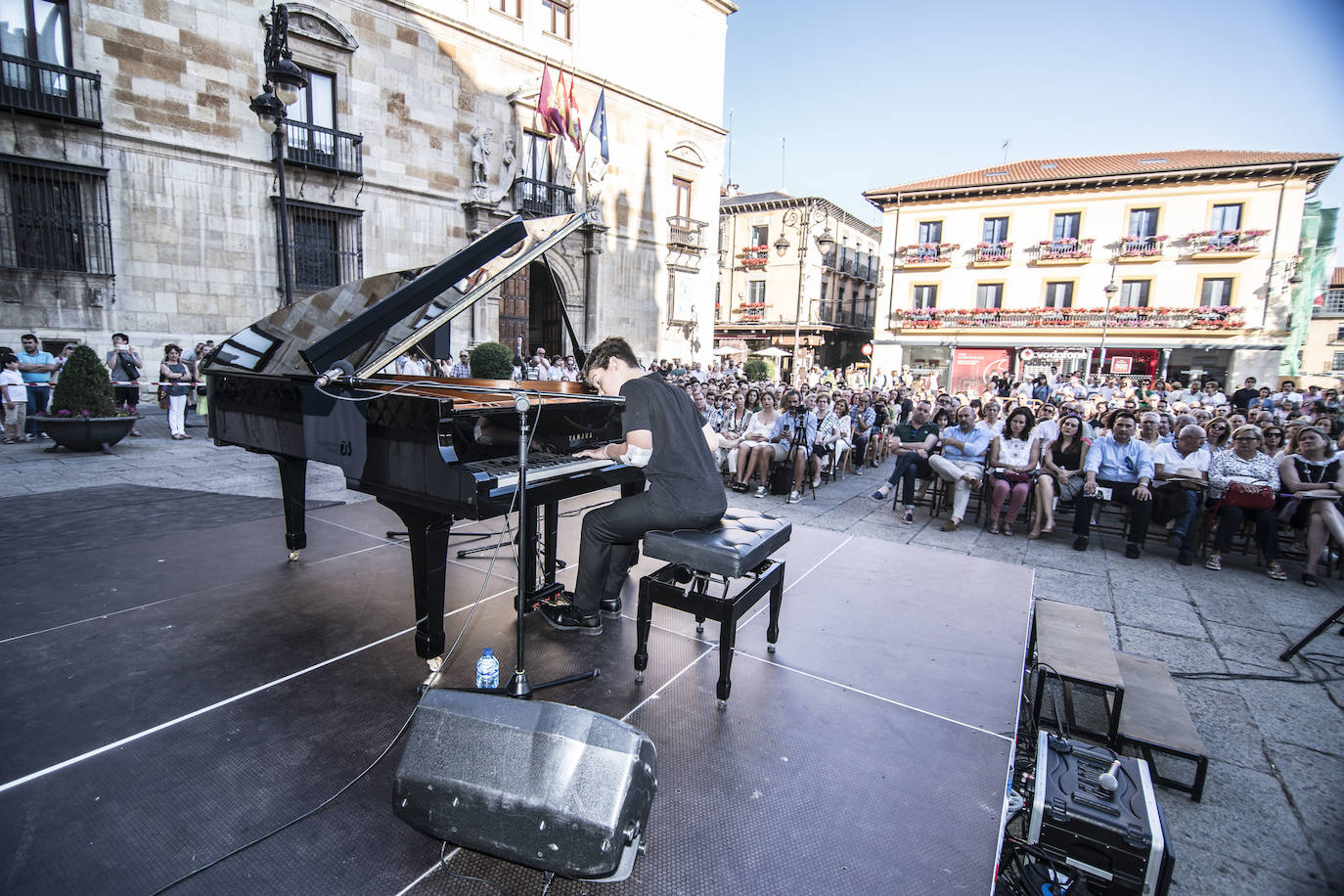 Fotos: Las Piedras Cantan reúne ante Botines a un público entregado a la buena música