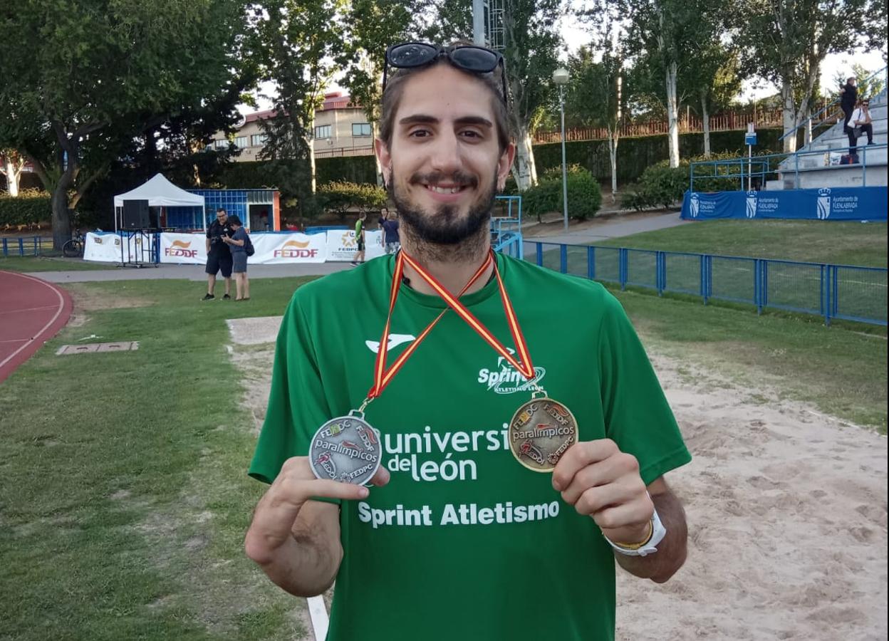 Dani Pérez posa con sus dos medallas. 