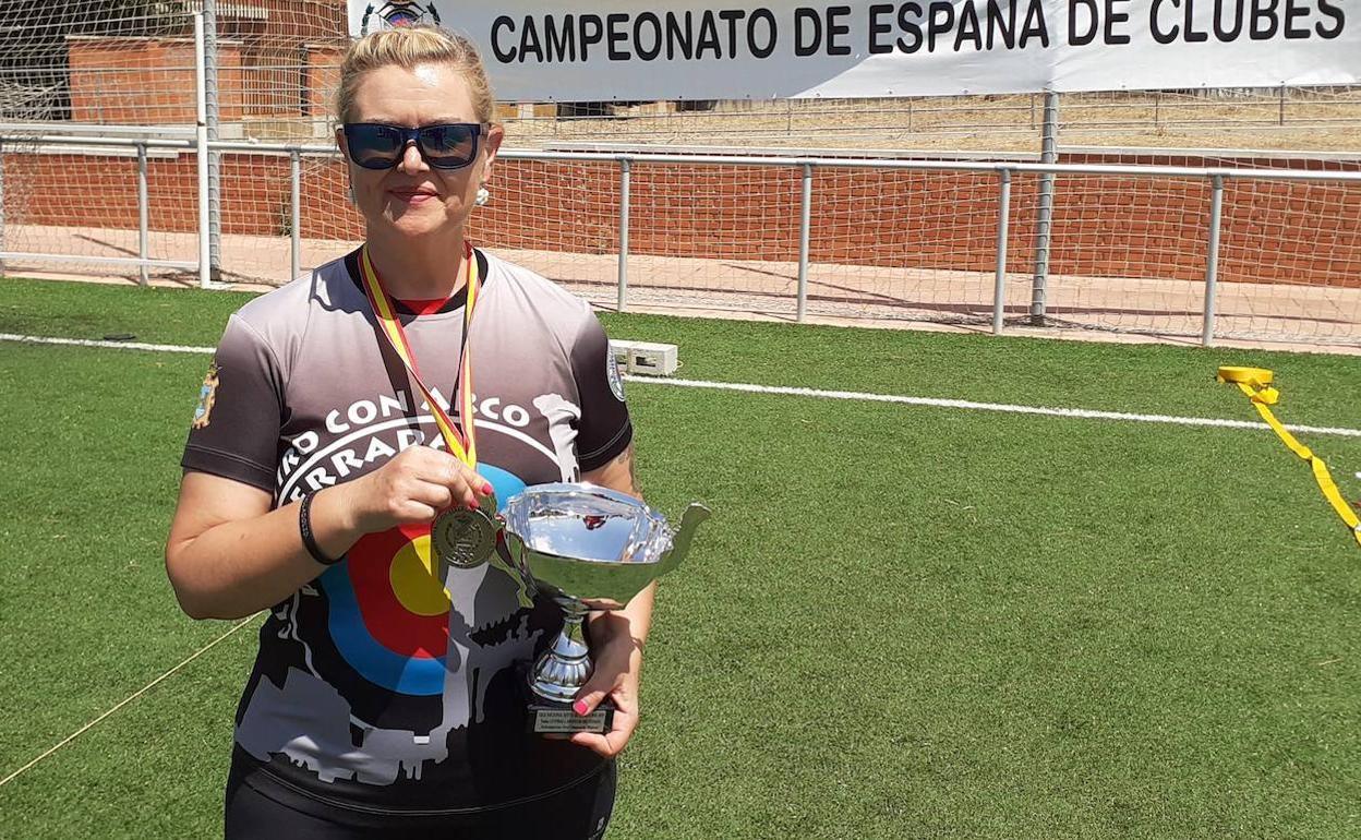 Beatriz Manuel con el trofeo y la medalla de subcampeonas. 