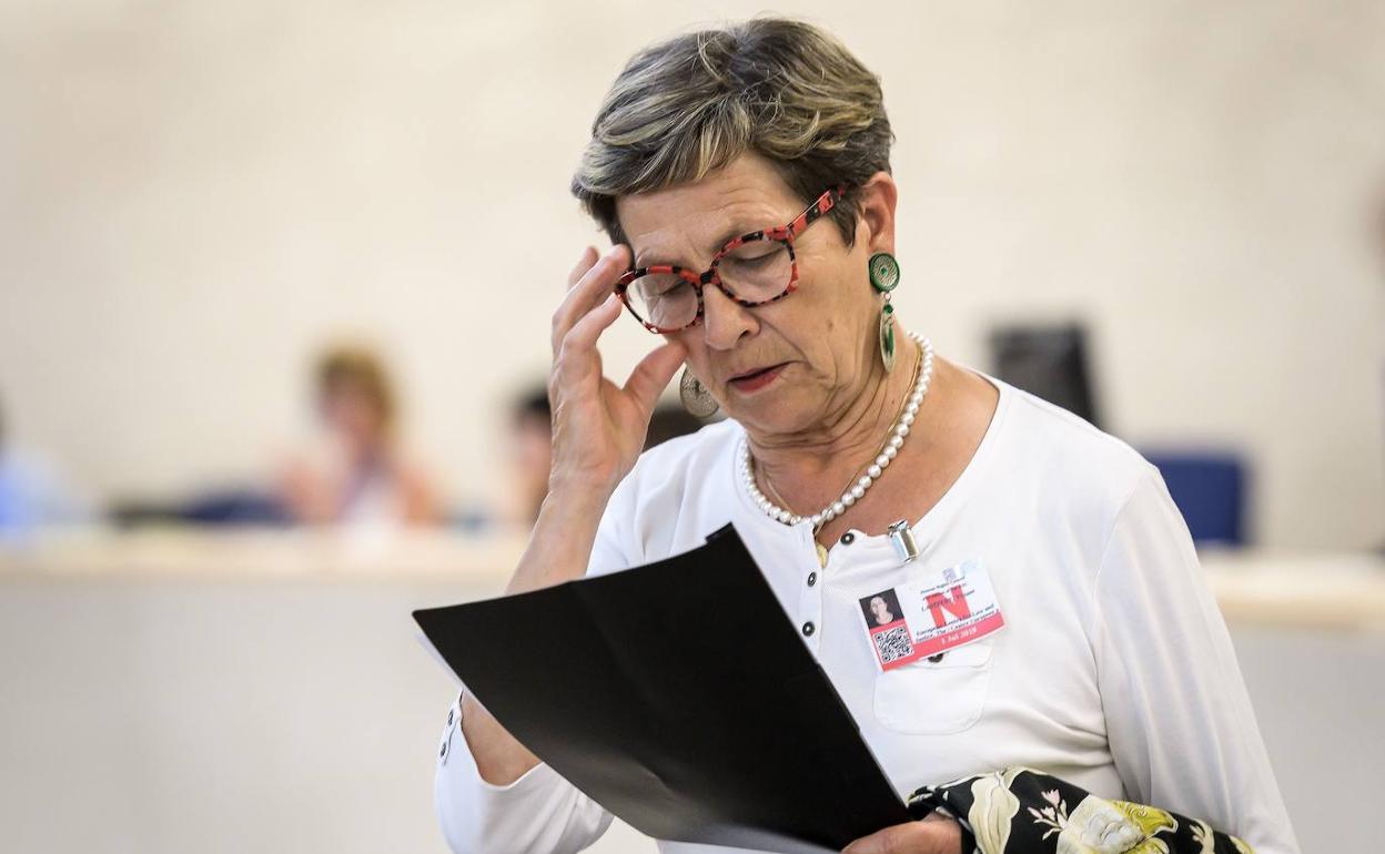 La madre de Vicent Lambert, tetraplejico y enfermo psíquico que está esperando a que la Corte Europea de Derechos Humanos autorice su desconexión.