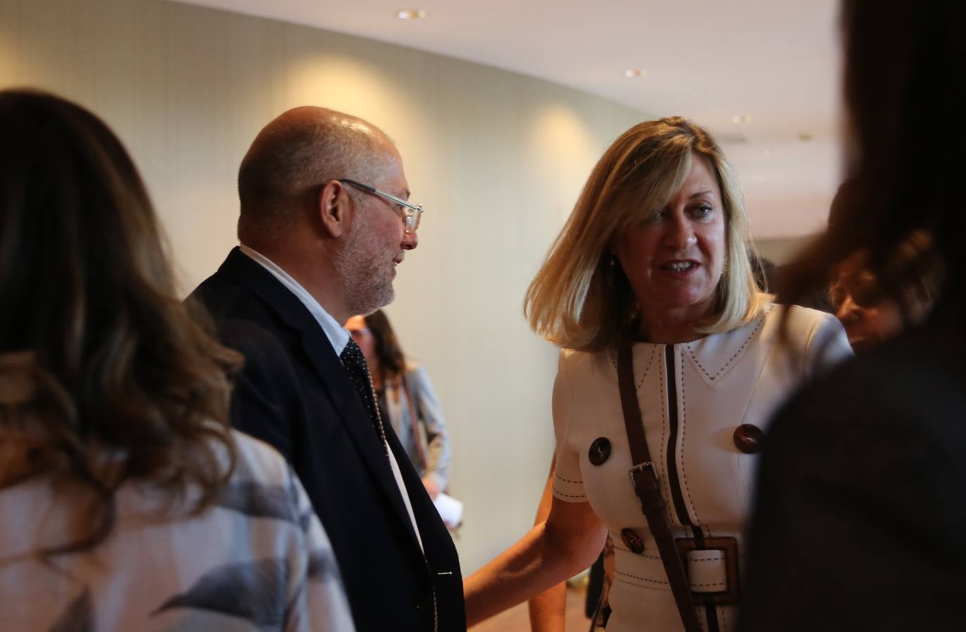 Mañueco ha contado con el apoyo de los 29 procuradores del PP y los 12 de Ciudadanos. PSOE (35 procuradores), Podemos (2 procuradores) y UPL han votado en contra mientras que Por Ávila y Vox se han abstenido