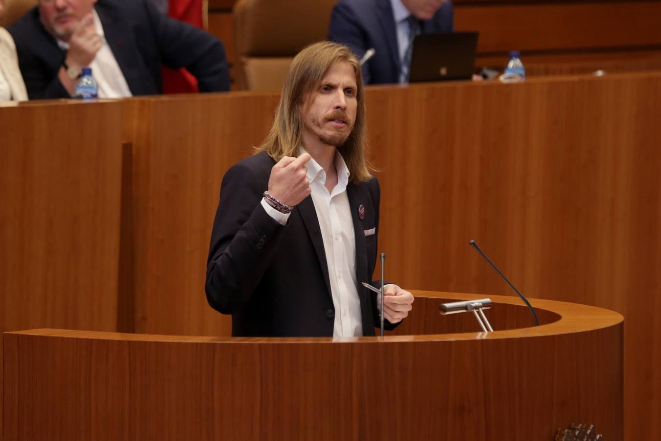 El líder del PSOE en la región, Luis Tudanca, fue el encargado de abrir la segunda parte de una sesión que calificó como «histórica» por ser la «primera vez en la historia de esta comunidad en la que no se elegirá presidente a quien a ganado las elecciones»