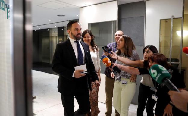 Vox tumba el Gobierno del PP en Madrid por la «repugnancia» con que le trata Cs
