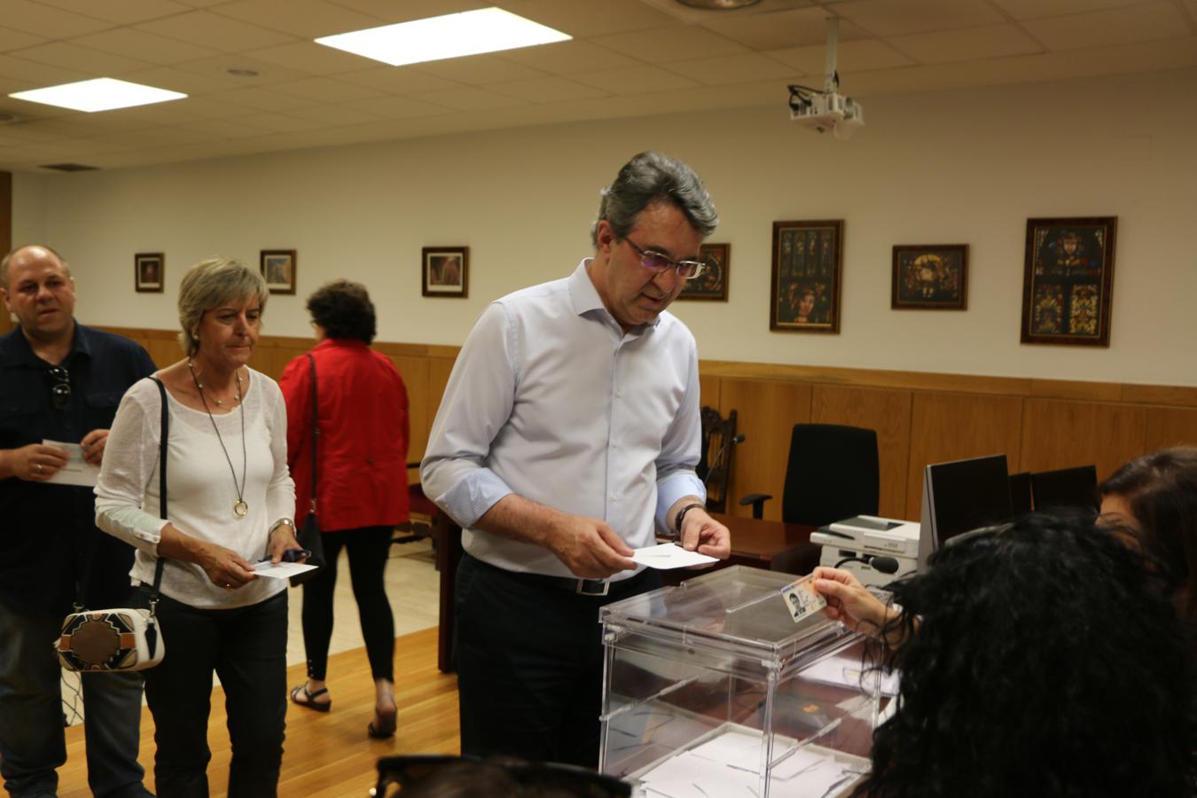 Concejales y alcaldes votan las listas de sus partidos a la Diputación.