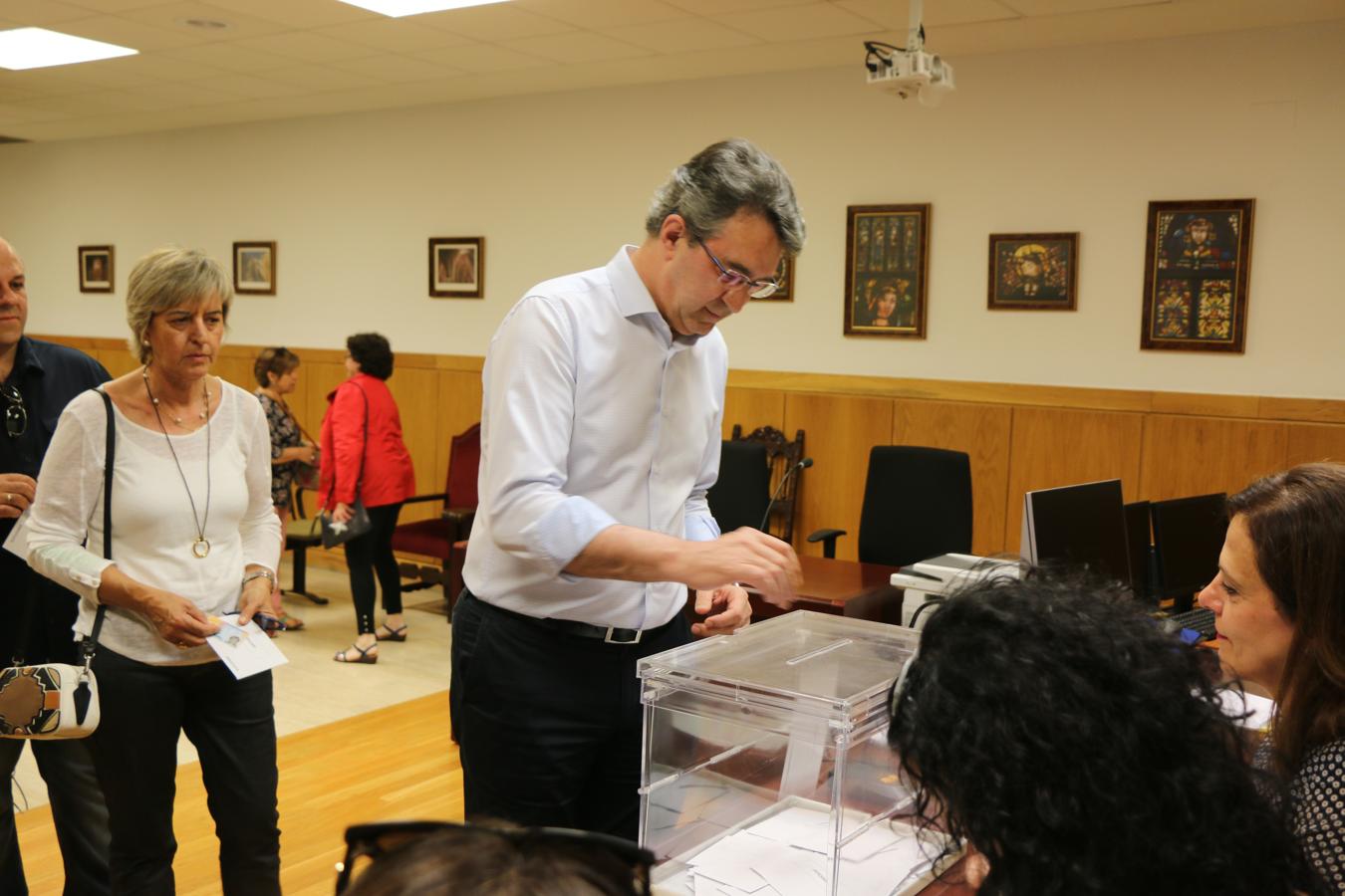 Concejales y alcaldes votan las listas de sus partidos a la Diputación.