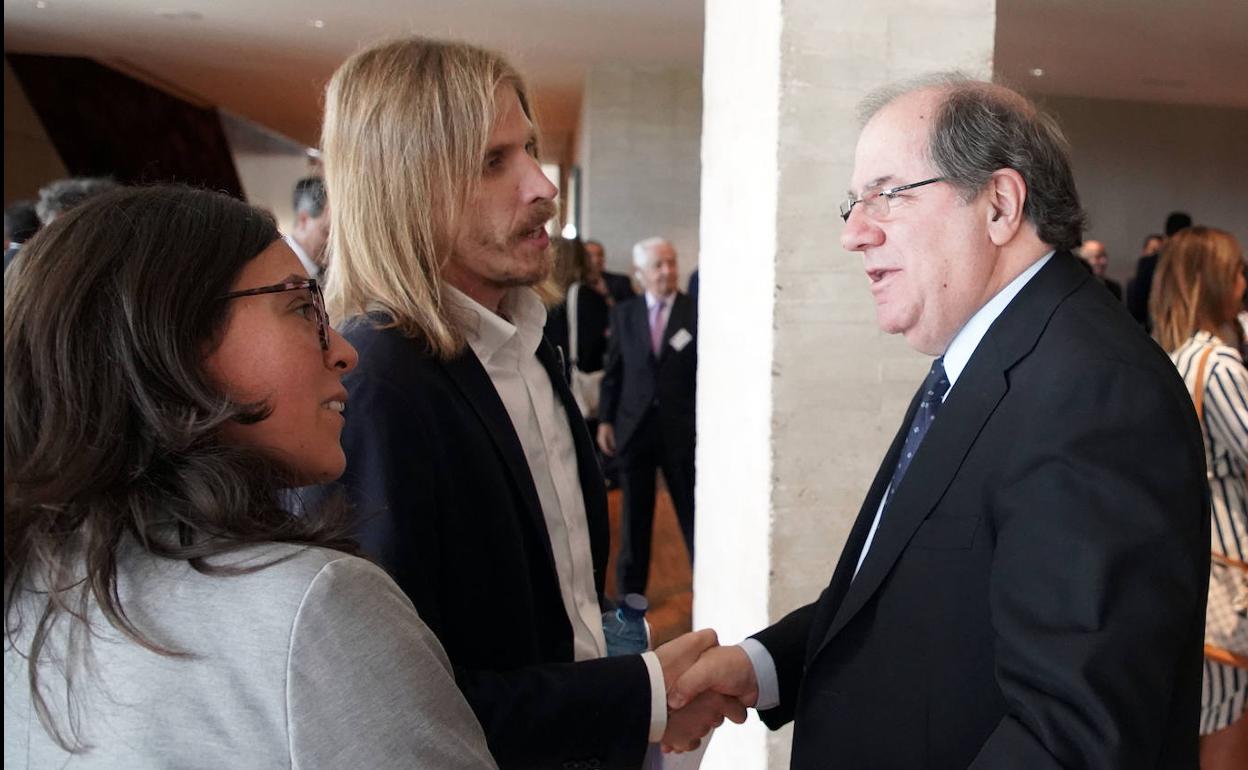 El presidente en funciones Juan Vicente Herrera, saluda a los procuradores de Podemos Pablo Fernández y Laura Domínguez.