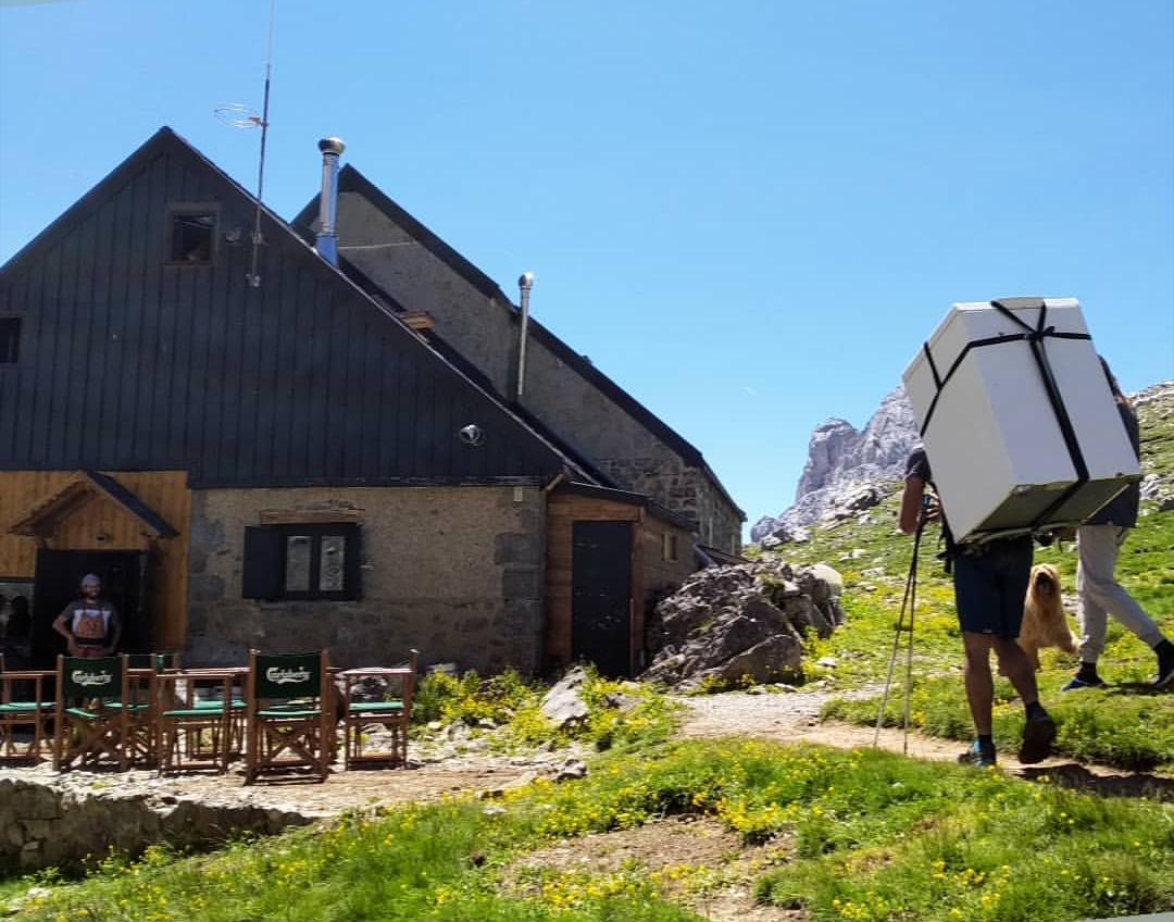 Fotos: Llevando una nevera hasta el Refugio del Collado Jermoso