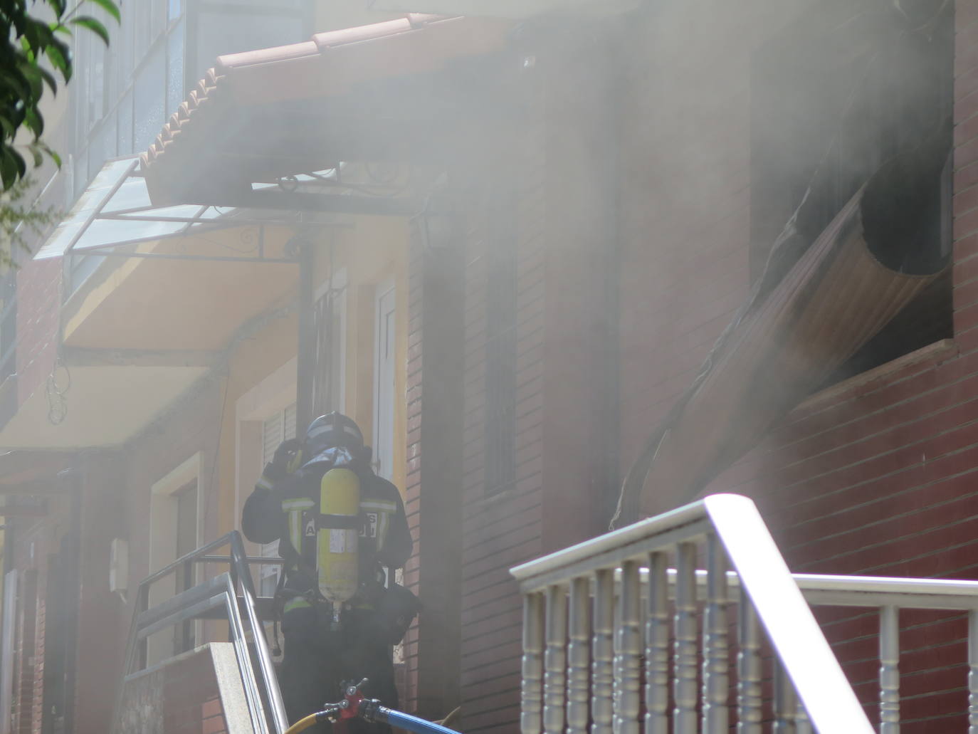 Fotos: Explota un televisor y desata un incendio en una vivienda de El Ejido