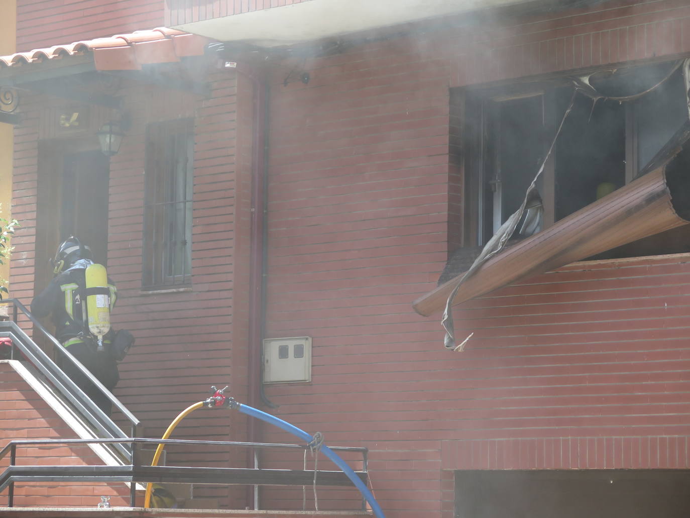 Fotos: Explota un televisor y desata un incendio en una vivienda de El Ejido