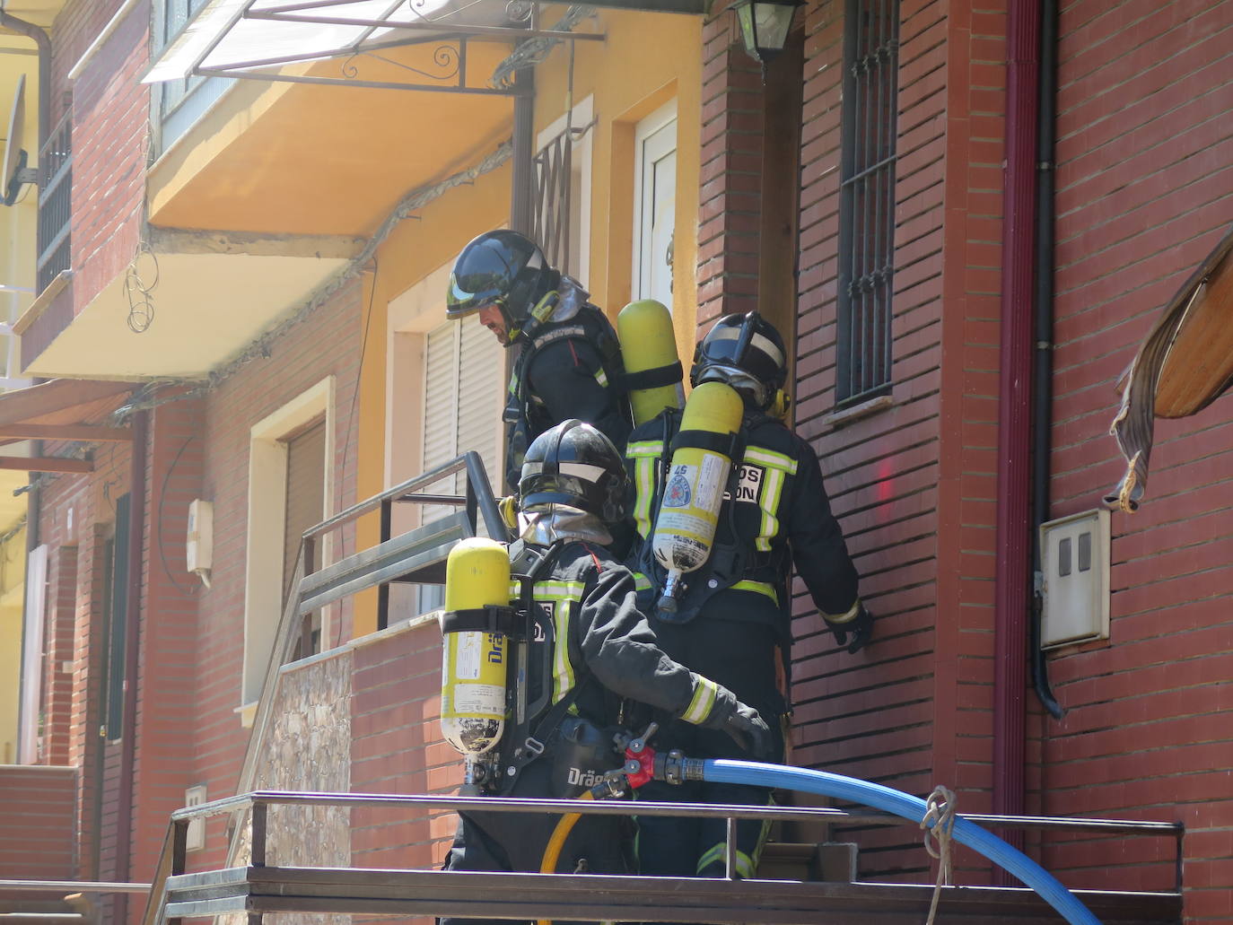 Fotos: Explota un televisor y desata un incendio en una vivienda de El Ejido