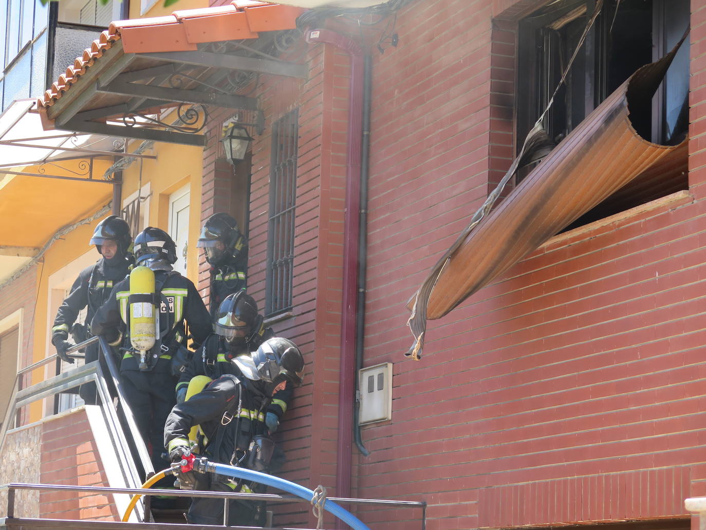 Fotos: Explota un televisor y desata un incendio en una vivienda de El Ejido