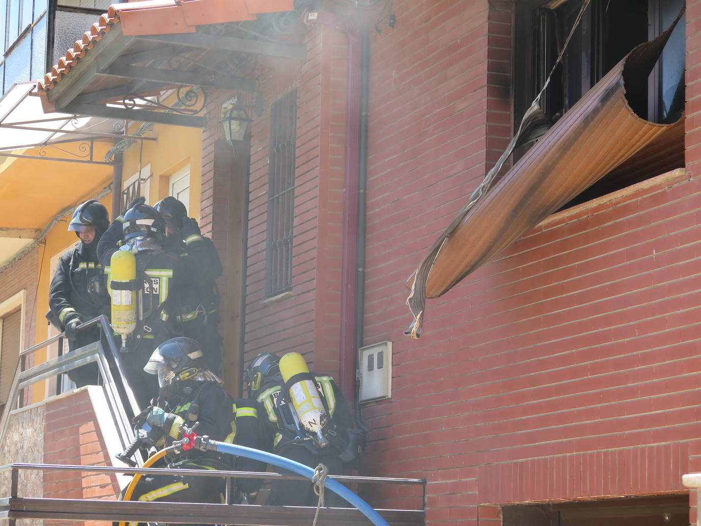 Fotos: Explota un televisor y desata un incendio en una vivienda de El Ejido