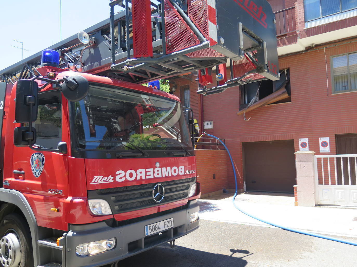 Fotos: Explota un televisor y desata un incendio en una vivienda de El Ejido