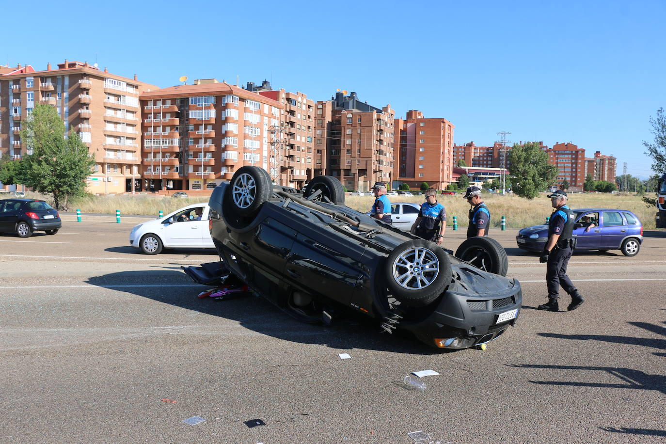 Fotos: Apartoso vuelco en la rotonda de Carrefour de León