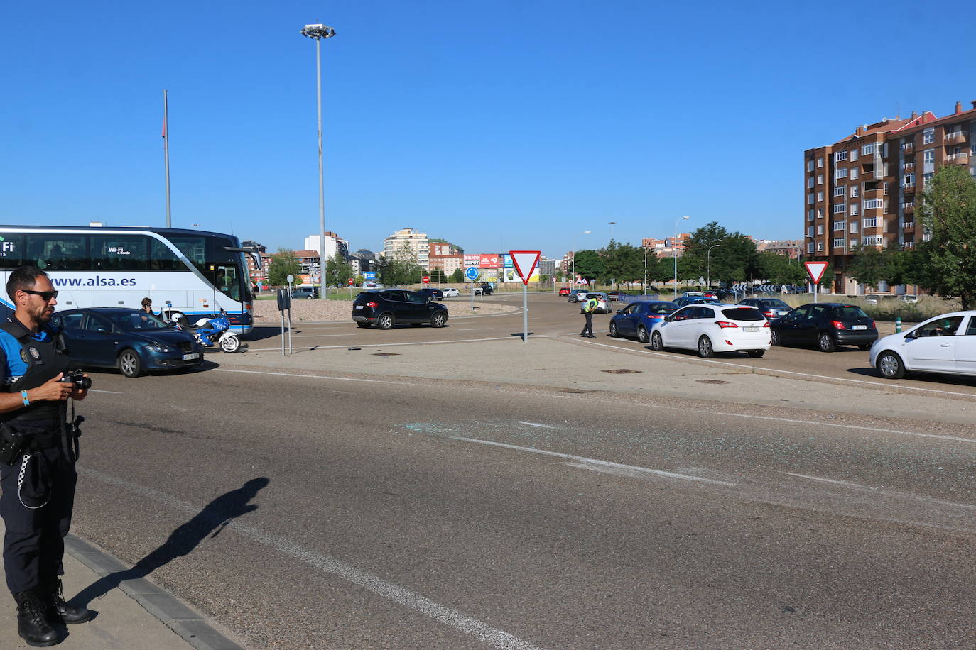 Fotos: Apartoso vuelco en la rotonda de Carrefour de León