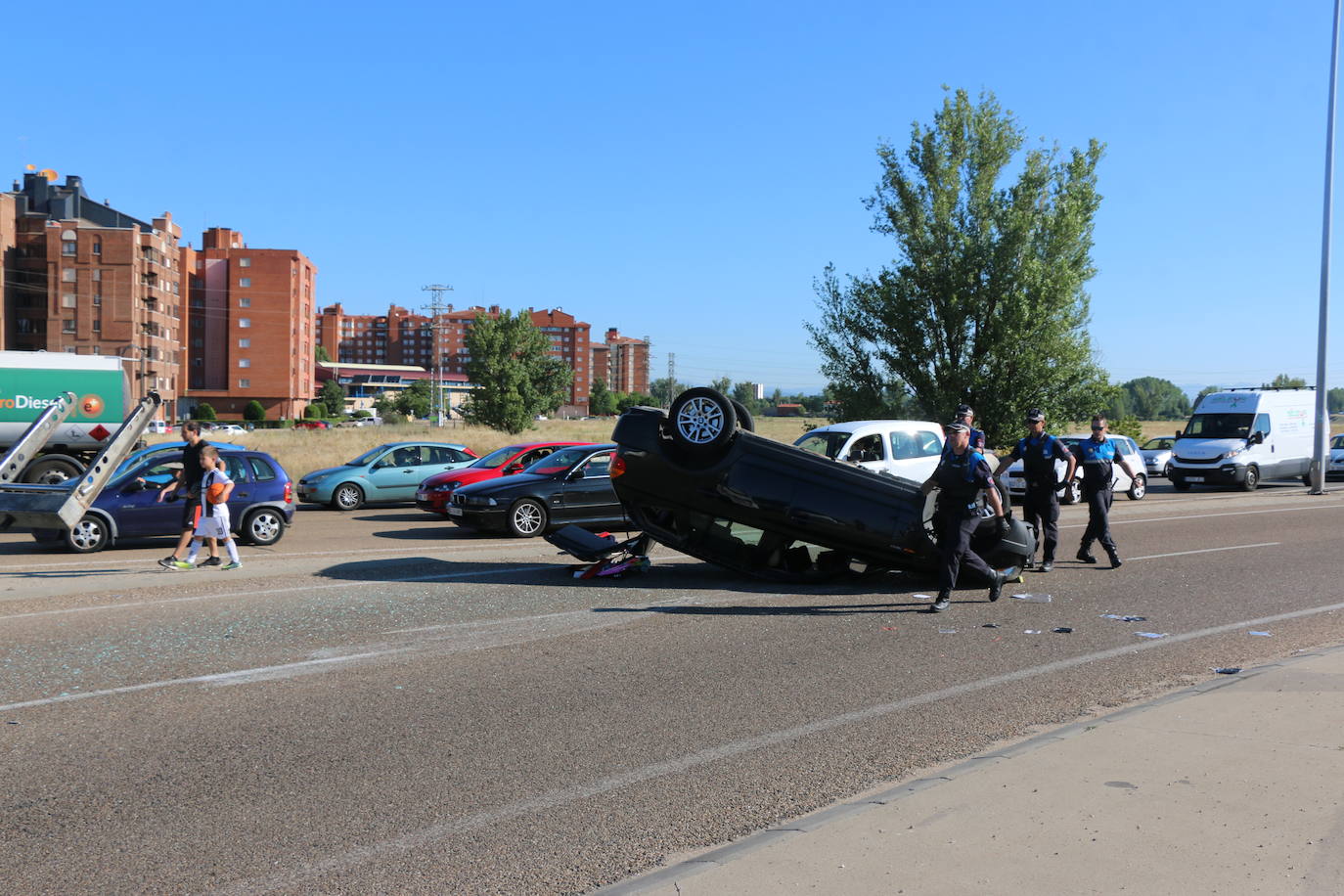 Fotos: Apartoso vuelco en la rotonda de Carrefour de León