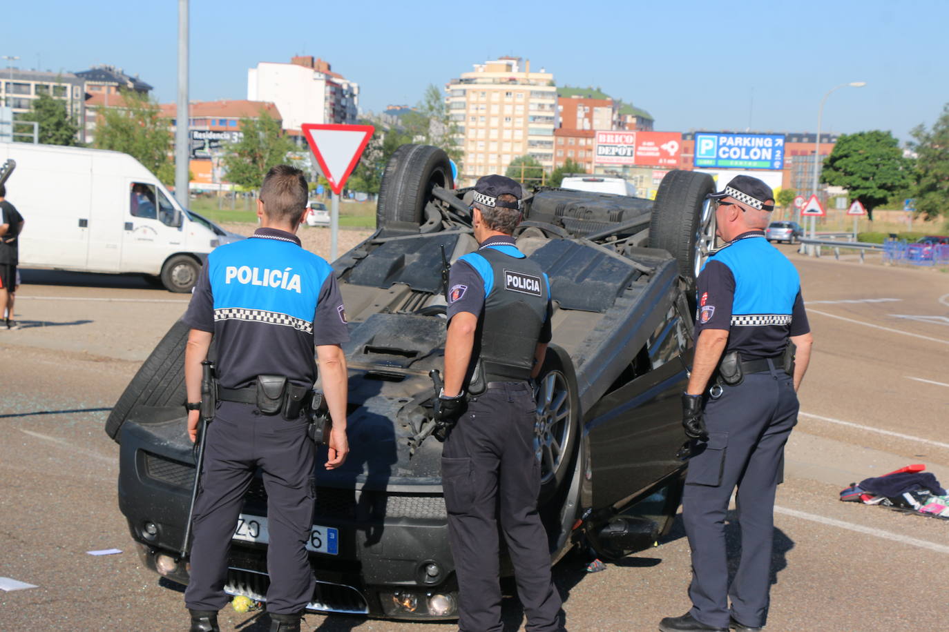 Fotos: Apartoso vuelco en la rotonda de Carrefour de León