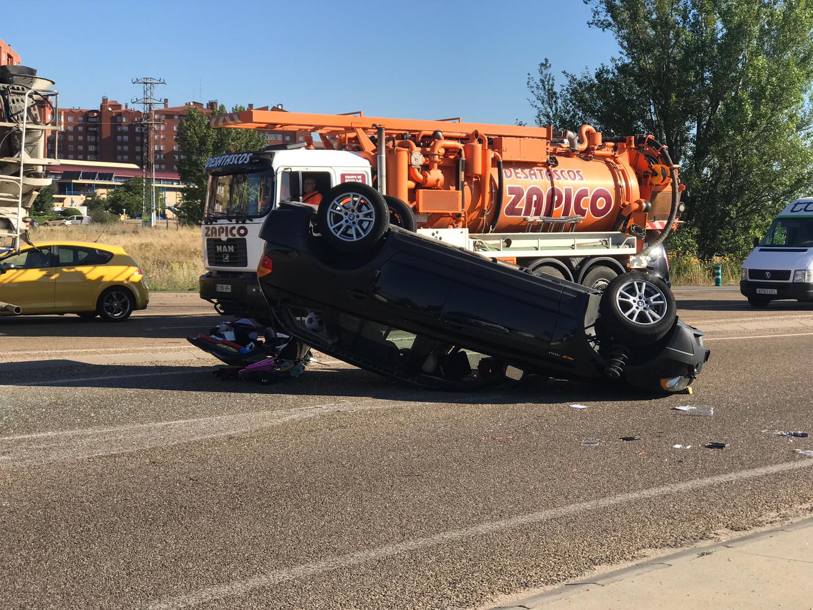 Fotos: Apartoso vuelco en la rotonda de Carrefour de León