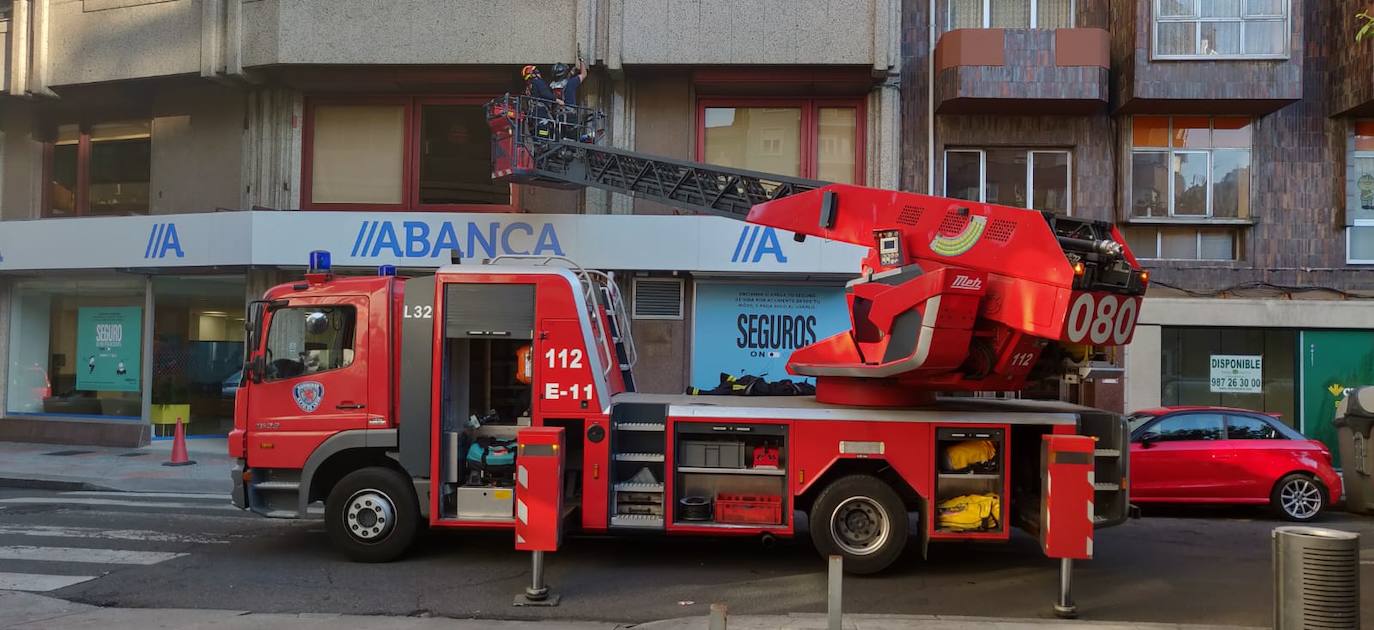 Fotos: Desprendimiento de una cornisa en León