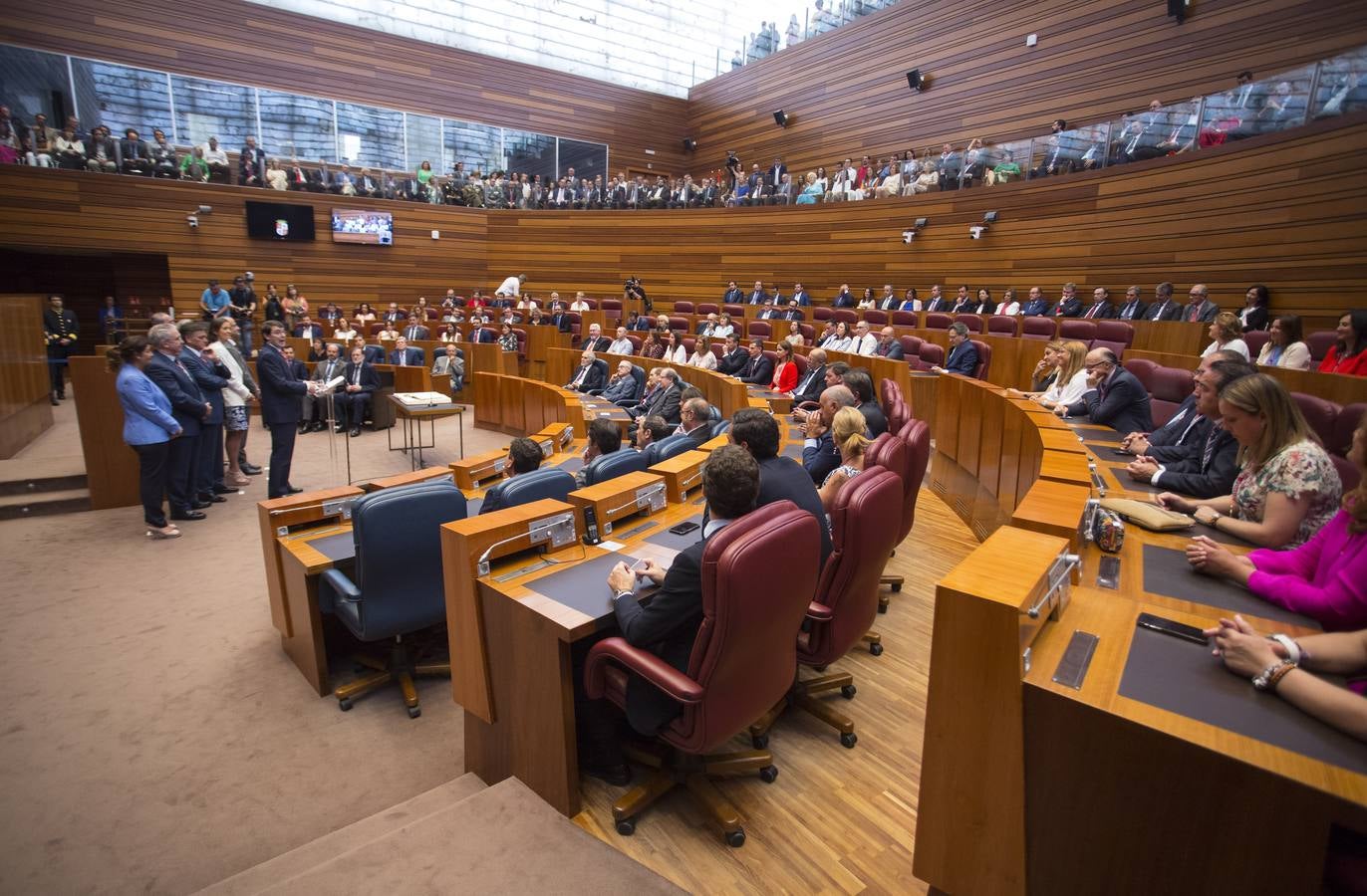 Mañueco da continuidad, con el voto de Cs, a 32 años de presidentes del PP en la Junta