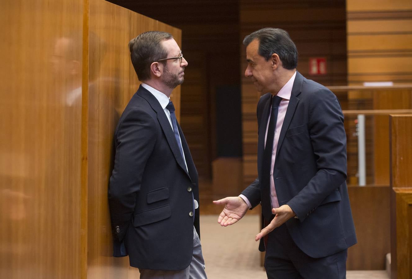 Cerca de trescientos invitados acompañan al nuevo presidente de la Junta de Castilla y León en «uno de los dos momentos más importantes de mi trayectoria política»