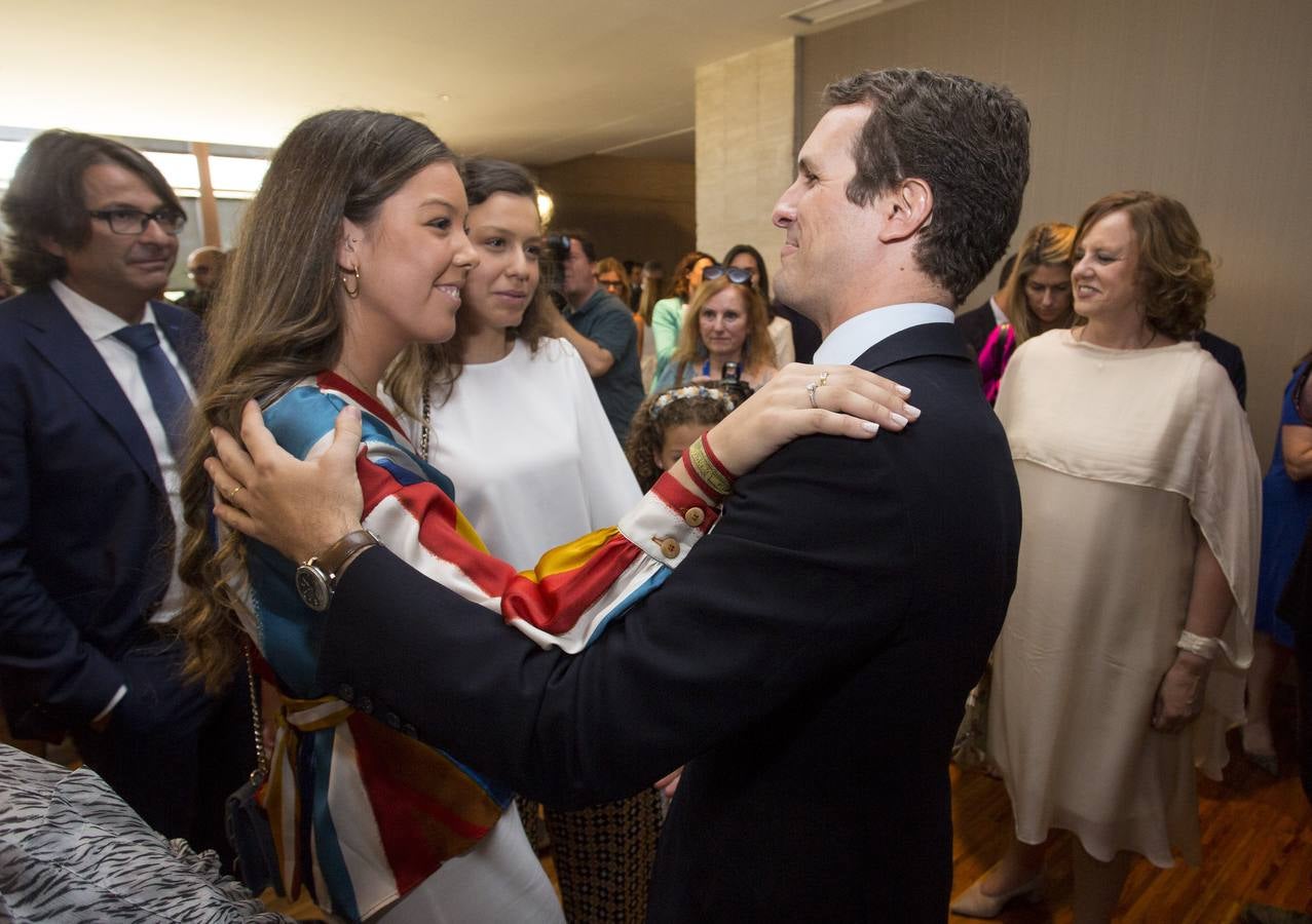 Cerca de trescientos invitados acompañan al nuevo presidente de la Junta de Castilla y León en «uno de los dos momentos más importantes de mi trayectoria política»