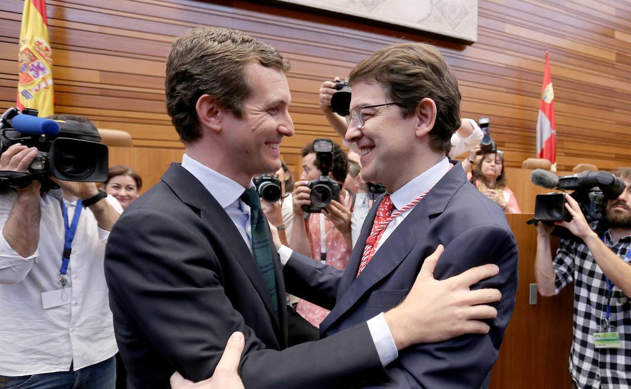 Pablo Casado felicita a Alfonso Fernández Mañueco. 