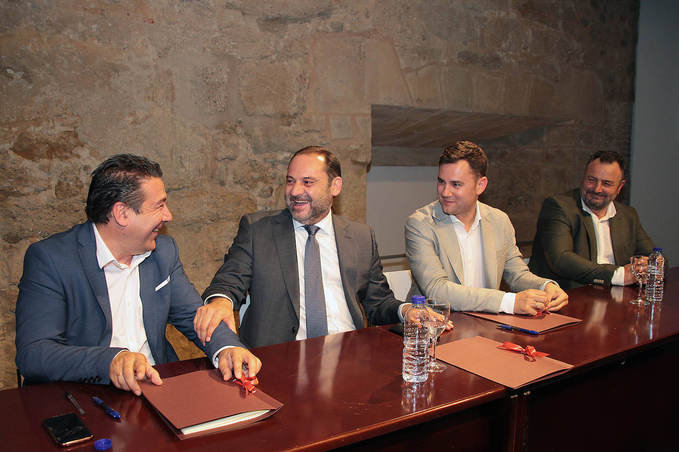 Fotos: Firma del documento de compromiso entre PSOE y UPL por la Diputación de León