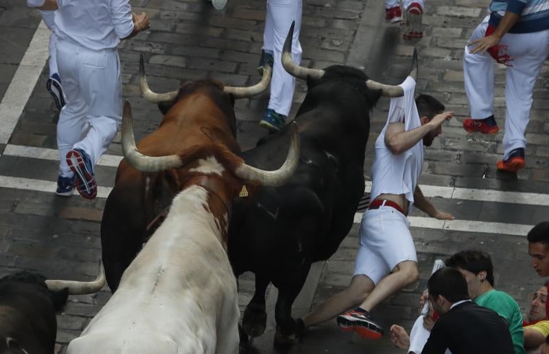 Fotos: Los debutantes de La Palmosilla ponen emoción al séptimo encierro