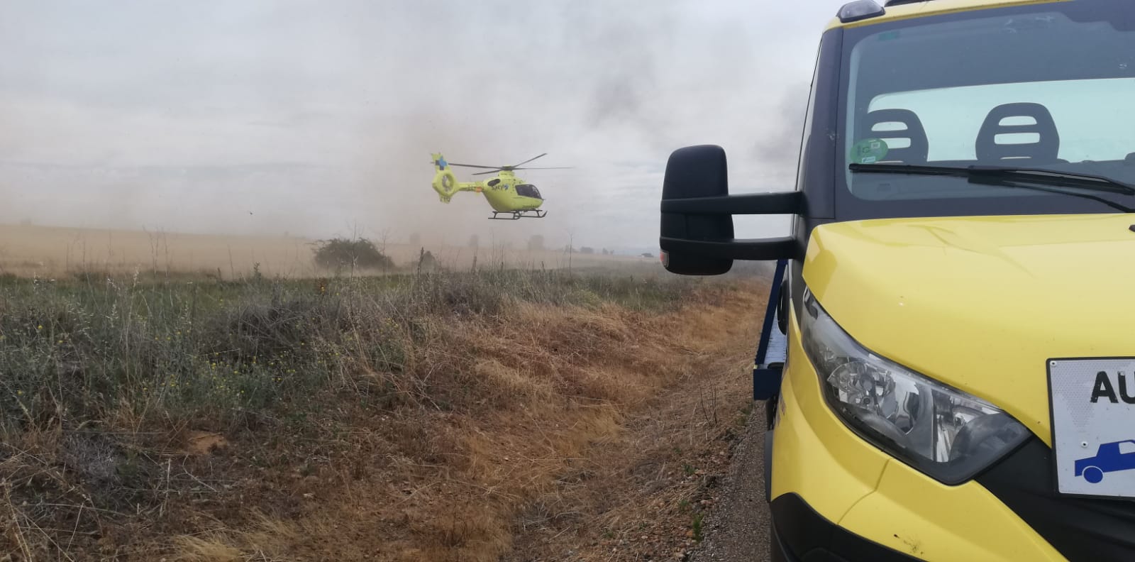 Fotos: El fuego devora un vehículo tras salirse de la vía en la León-Valladolid