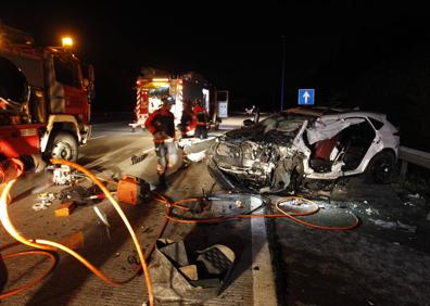 Imagen secundaria 1 - Un kamikaze provoca un brutal accidente con un muerto y cinco heridos en Asturias