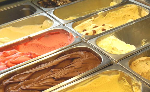 Helados expuestos en la Heladería el Valenciano.