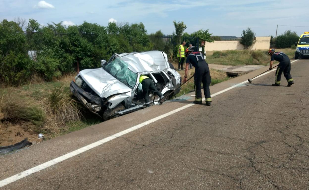 Imagen del vehículo accidentado. En el lugar, los Bomberos de León. 