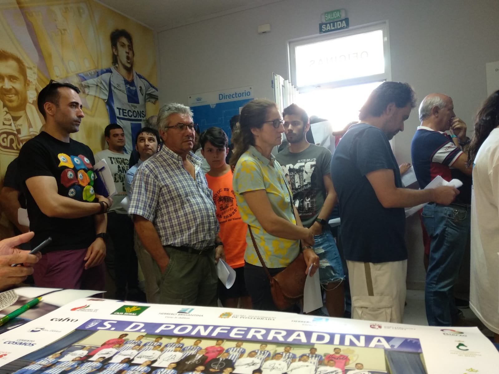 Fotos: Largas colas en la primera jornada de distribución de carnets de la Ponferradina