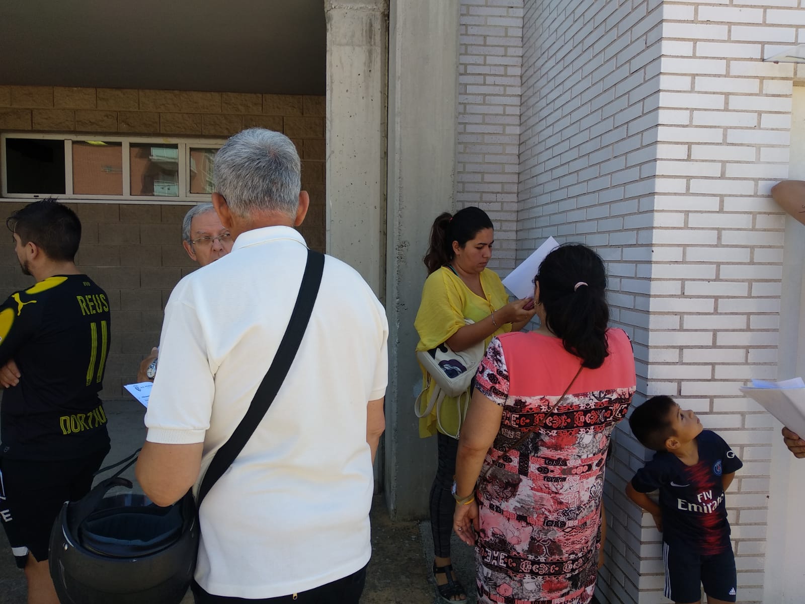 Fotos: Largas colas en la primera jornada de distribución de carnets de la Ponferradina