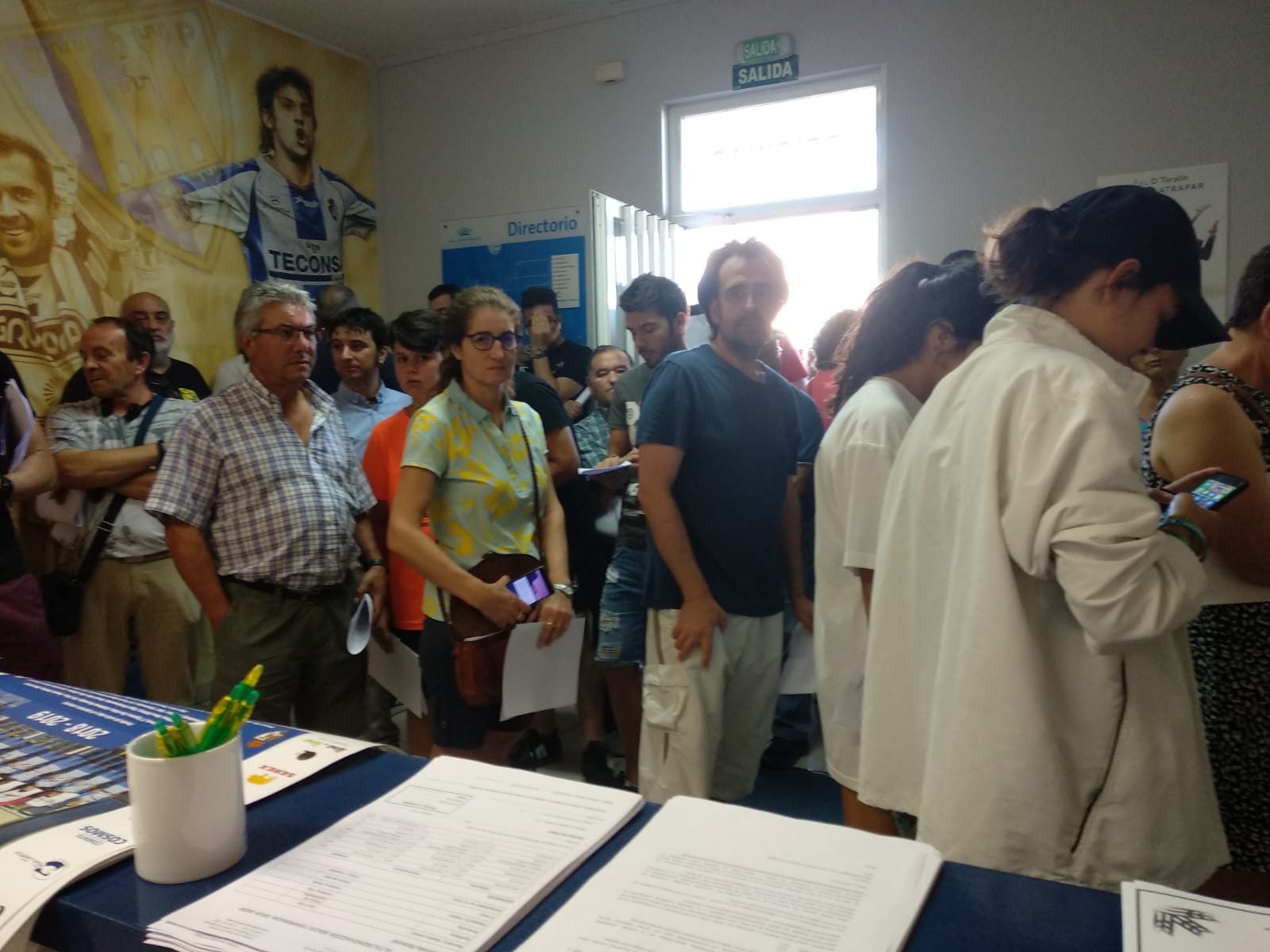 Fotos: Largas colas en la primera jornada de distribución de carnets de la Ponferradina