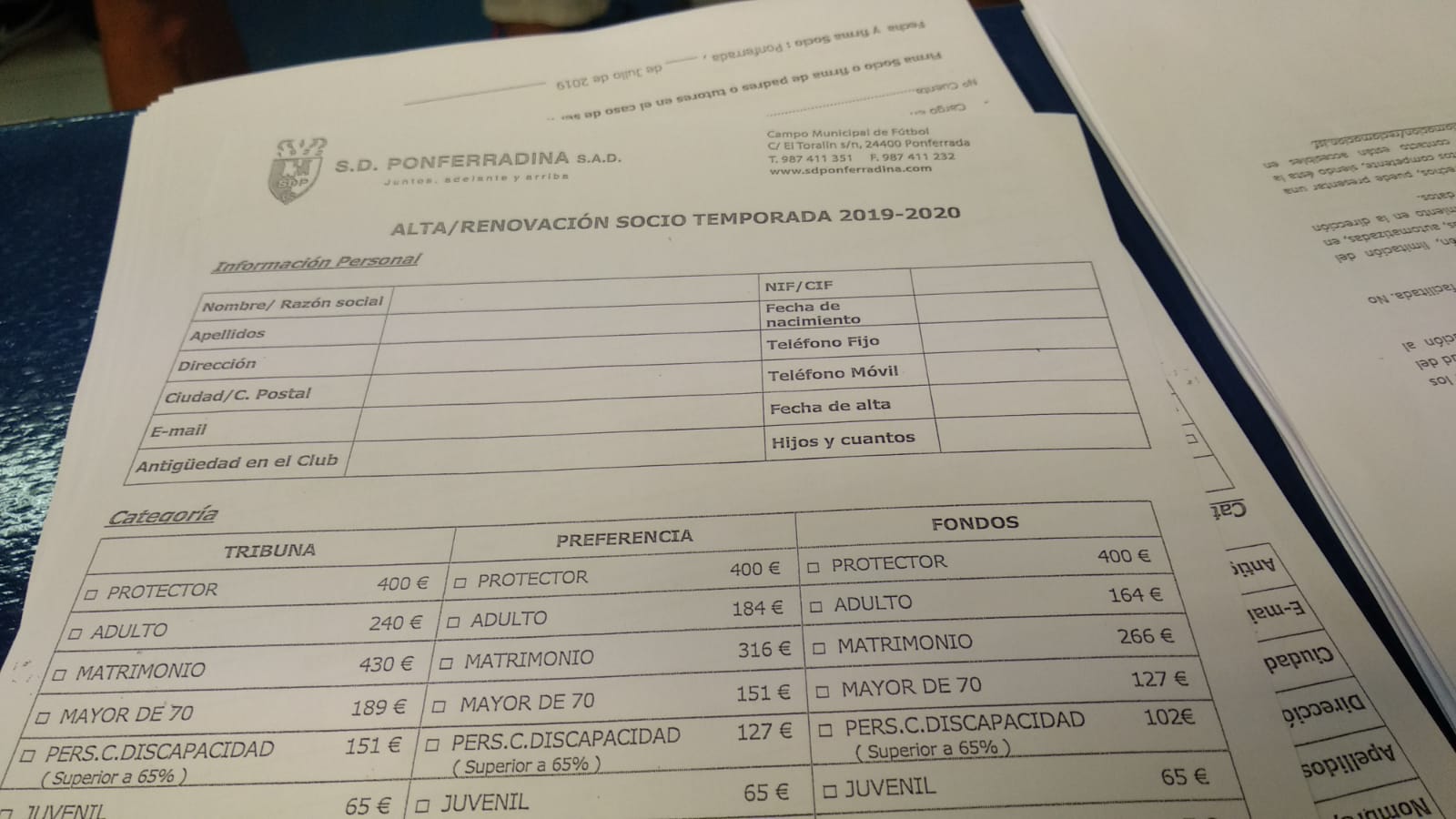 Fotos: Largas colas en la primera jornada de distribución de carnets de la Ponferradina