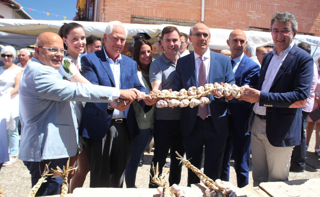 El alcalde de Santa Marina del Rey acompañado del resto de autoridades en la Feria del Ajo.