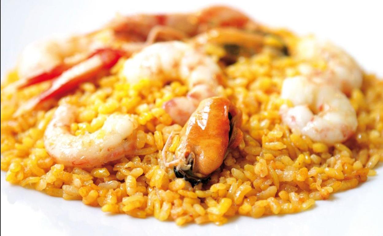 Imagen de un plato de arroz y marisco. 