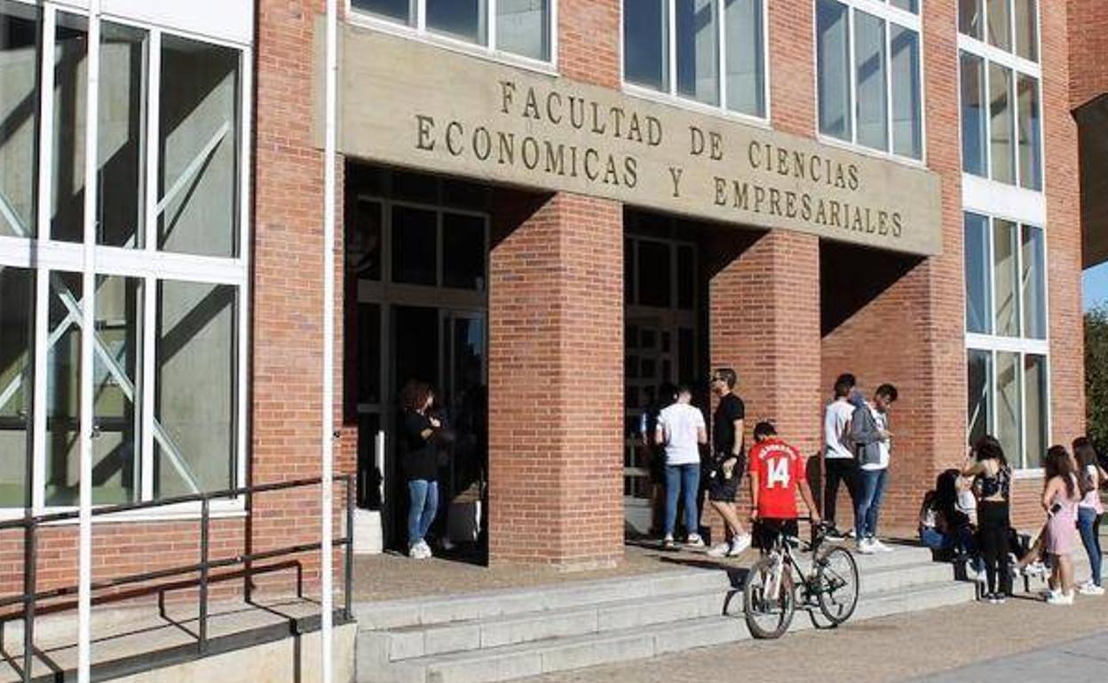 Castilla y León es la comunidad más afectada por la 'fuga de cerebros' y un 54% de los jóvenes que se marchan tienen titulación superior