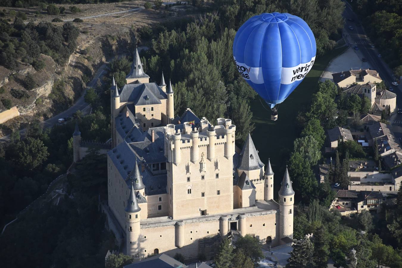 Una veintena de globos aerostáticos surcan los cielos de Segovia en el primer vuelo del II Festival Accesible, que se desarrolla hasta el domingo.