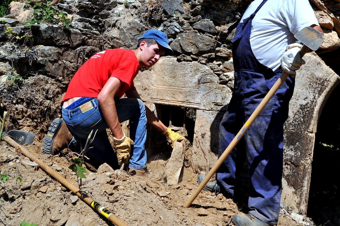 Fotos: Promonumenta acondiciona la Ermita de Robledo de Omaña