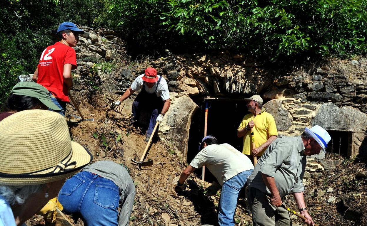 Los voluntarios retiran escombros y apuntalan la entrada de la Ermita.