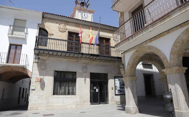 Ayuntamiento de Alba de Tormes con las banderas a a media asta.