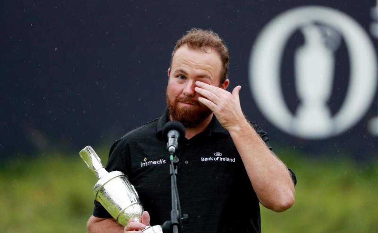 Shane Lowry, emocionado al recoger el trofeo.