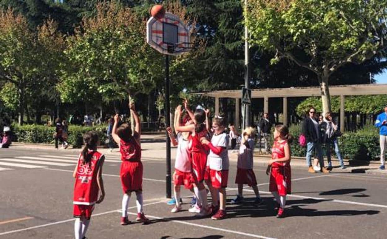 Unos niños juegan al baloncesto en Municipalia.