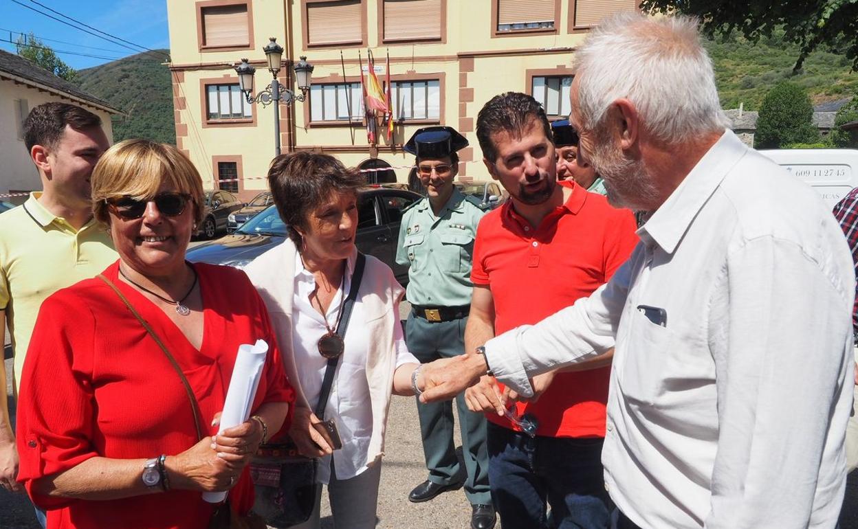 Carmen Mallo, alcaldesa de Murias, junto con Mercedes Martín y Luis Tudanca.