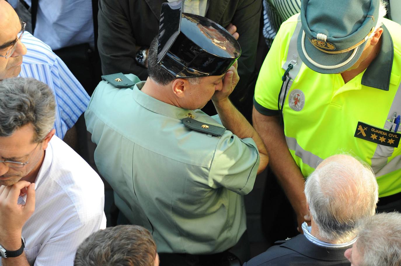 Guardia Civil emocionado en la manifestación de repulsa por los atentados.