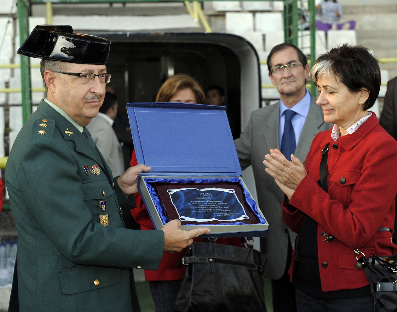 Homenaje a las víctimas de ETA en el estadio El Plantío con los padres de Carlos Sáezn de Tejada. 